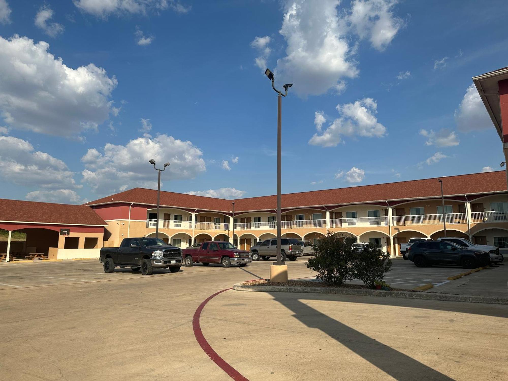 Executive Inn & Suites Floresville Exterior photo
